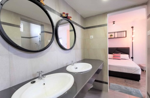 Muar Hotel | OYO 91032 Mwv Family Suite Room