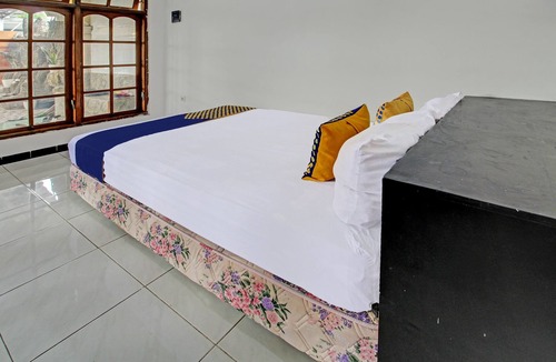 Kediri Hotel | OYO 92123 Chikam House Syariah