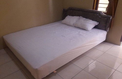 Sei Pinang Hotel | OYO 93521 Wisma Flamboyan NearTaman Makam Pahlawan