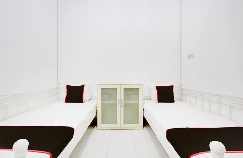 Purwokerto Hotel | OYO 94650 Guest House Sakinah