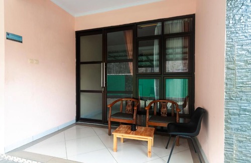 Depok Hotel | OYO Life 3162 Raihan Residence