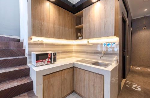 Karawang Hotel | OYO Life 3246 Walnut Inn G-10