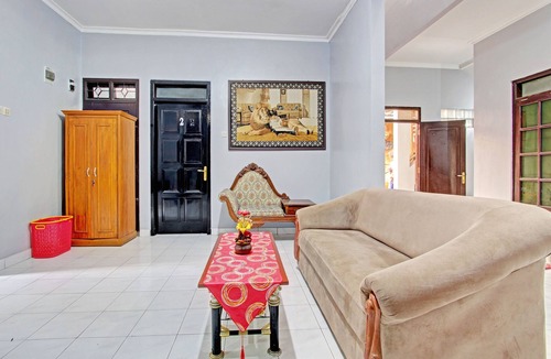 Condongcatur Hotel | OYO Life 92575 Zazi Homestay