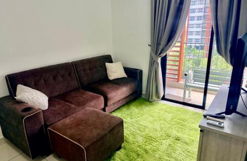 Jenjarom Apartment | Peaceful Home at Amber