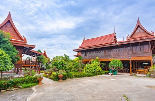 Phra Nakhon Si Ayutthaya House | Peaceful Thai wood cabin