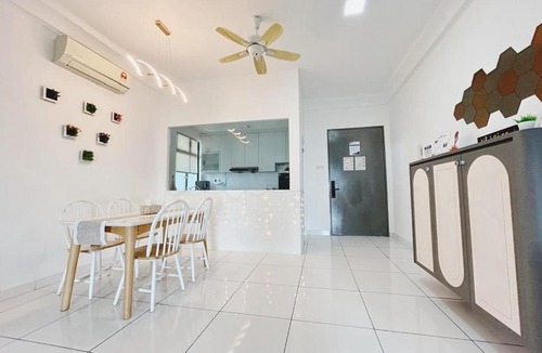 Taman Bukit Mewah Apartment | PLATINO, Huge Family 3BR Suite, Few steps to Paradigm Mall & Escape JB
