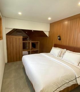 Banjarasri House | Playa La Barka Resort by Raminten