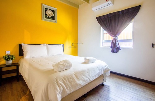 Benggali House | Plumeria 4BR Garden House by uBook
