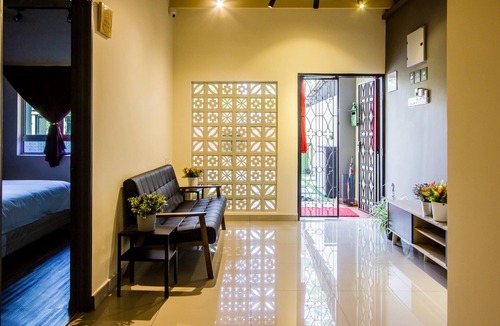 Benggali House | Plumeria 5BR Garden House by uBook