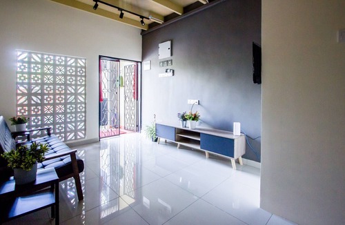 Benggali House | Plumeria 5BR Garden House by uBook