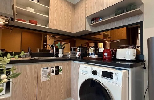 Khlong Tan Nuea Apartment | Pool/Gym Floor · Desk, Fast Wi-Fi, Balcony