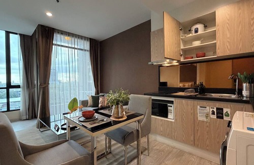 Khlong Tan Nuea Apartment | Pool/Gym Floor · Desk, Fast Wi-Fi, Balcony
