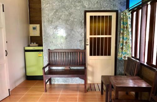 Trat House | Pop riverside trat