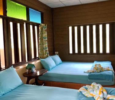 Trat House | Pop riverside trat