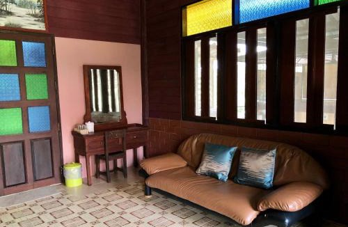 Trat House | Pop riverside trat