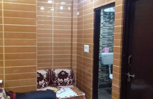 Lajpat Nagar House | Posh foreigners area, cream location, very safe for females, plush green area