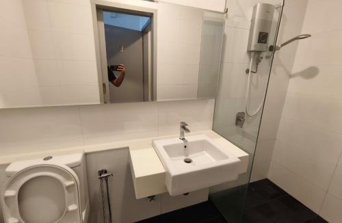 Petaling Jaya Apartment | Prefect FF QueenBed 150M Walkway Lincoln Uni Col hpsn219b