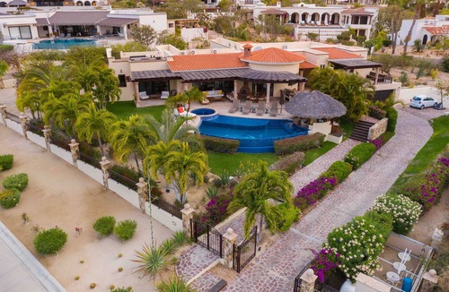 Buzzards Villa | PRIVATE, AMAZING VIEW OF OCEAN, BEACH CLUB ACCESS WITH GYM AND RESTAURANT