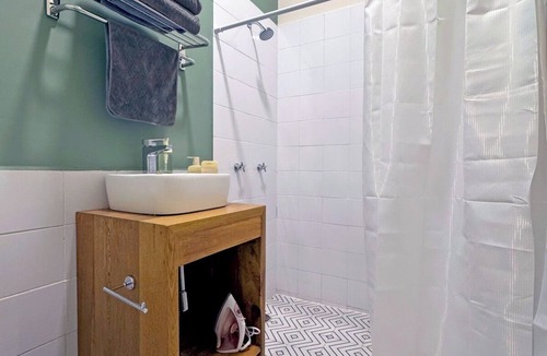 Americana House | Private room with private bathroom in the Americana neighborhood