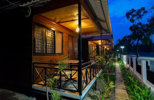 Sangkat Sla Kram House | Private Wooden Bungalow In The City