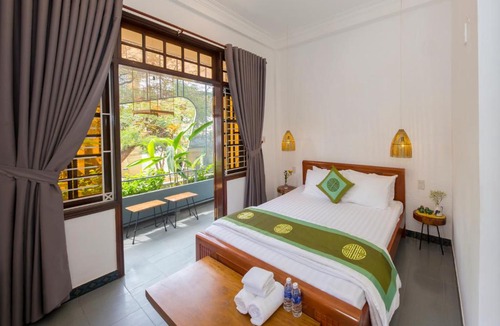 Hue City Centre Hotel | Purple Hue Central Hub