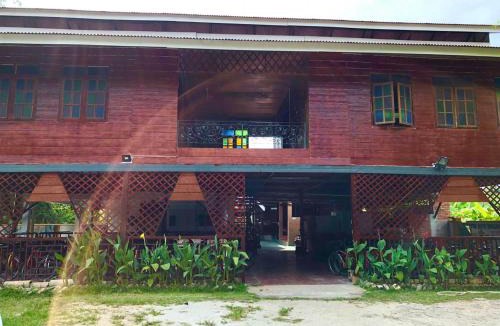 Kampung Terang House | Quadruple Traditional Wooden GuestHouse