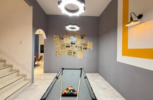 Kuantan House | R3troHouse2 4BR 18PAX PS4, PoolTable in TOWN