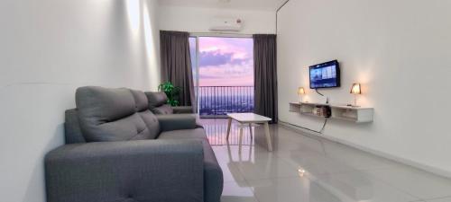 Larut Apartment | Rainy Sanctuary -Netflix-Sunset-Pool-1 Parking