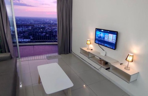 Larut Apartment | Rainy Sanctuary -Netflix-Sunset-Pool-1 Parking