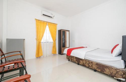 Surabaya Hotel | RedDoorz at Gunungsari Surabaya 2