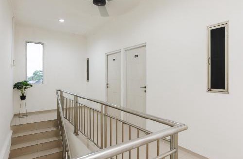 East Jakarta Hotel | RedDoorz at Jatiwaringin near Exit Toll Pondok Gede