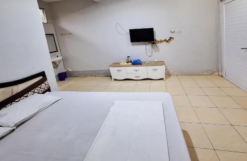 Tenjolaya Hotel | RedDoorz at Kampung Istal Bogor