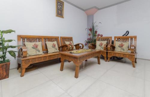 Waru House | RedDoorz At Pondok Candra