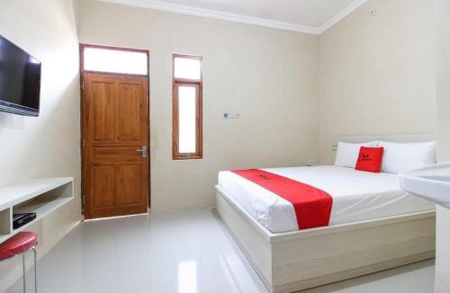 Banjarsari House | RedDoorz near Balekambang City Park