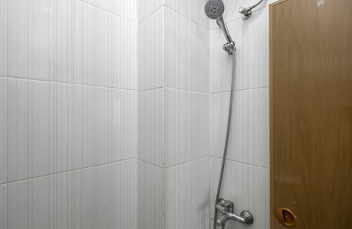 Tomang Hotel | RedDoorz near Central Park Mall