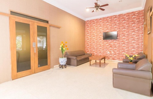Bogor Tengah House | RedDoorz near Kebun Raya Bogor
