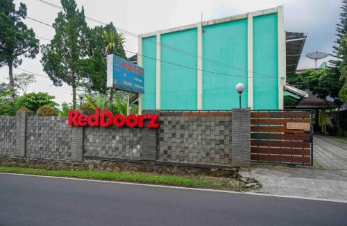 Baturaden Hotel | RedDoorz near Lokawisata Baturaden