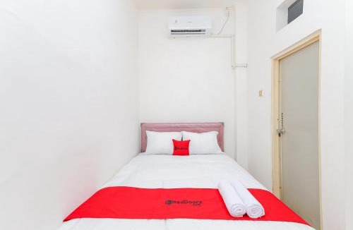 Serang Hotel | RedDoorz near Pasar Lama Serang