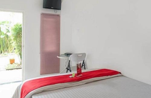 Depok Hotel | RedDoorz near RS Mitra Keluarga Depok