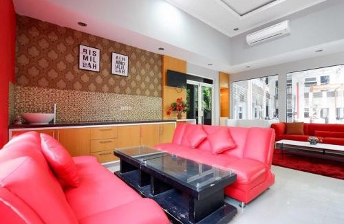 Laweyan House | RedDoorz near Solo Square 3