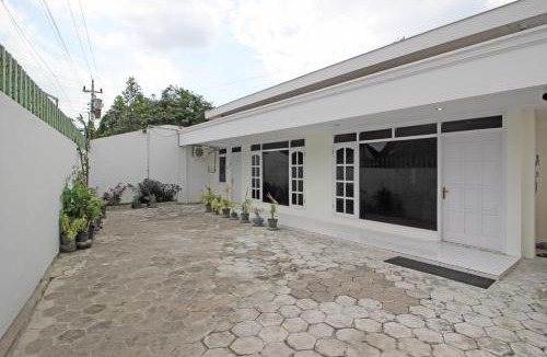 Banjarsari House | RedDoorz near Terminal Tirtonadi