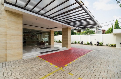 Bangka Hotel | RedDoorz Plus Near Lippo Mall Kemang 2