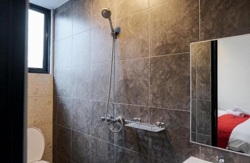 Tanjung Duren Utara Hotel | RedDoorz Plus near Taman Anggrek Mall
