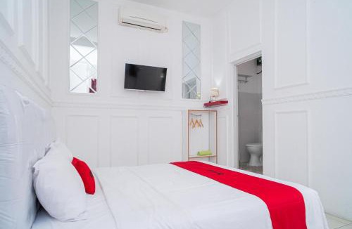 Ponorogo Hotel | RedDoorz Syariah at Aura Homestay