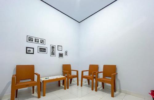 Ampana House | RedDoorz Syariah at Home Ampana Guest House Ampana Kota