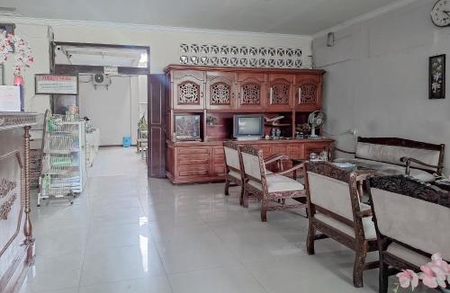 Jatibarang Hotel | RedDoorz Syariah at Hotel Adi Sederhana near Stasiun Jatibarang