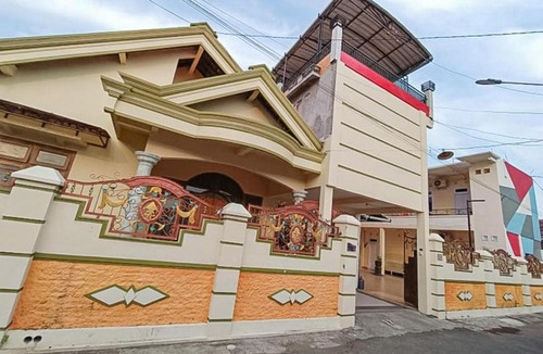 Ponorogo Hotel | RedDoorz Syariah @ Aura Homestay