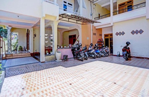 Ponorogo Hotel | RedDoorz Syariah @ Aura Homestay