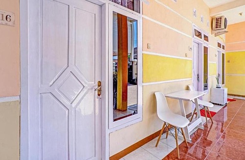 Ponorogo Hotel | RedDoorz Syariah @ Aura Homestay