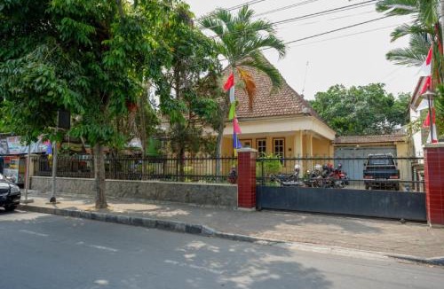 Purwokerto House | RedDoorz Syariah near Alun Alun Purwokerto